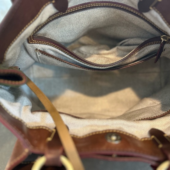 Gorgeous Dooney & Burke leather bag. Very good condition. Normal wear & tear - Picture 5 of 5